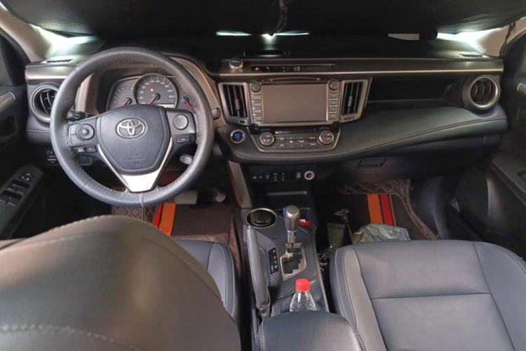 Used Toyota RAV4 2015 2.5L Automatic 4x4 Elite Edition Center Console