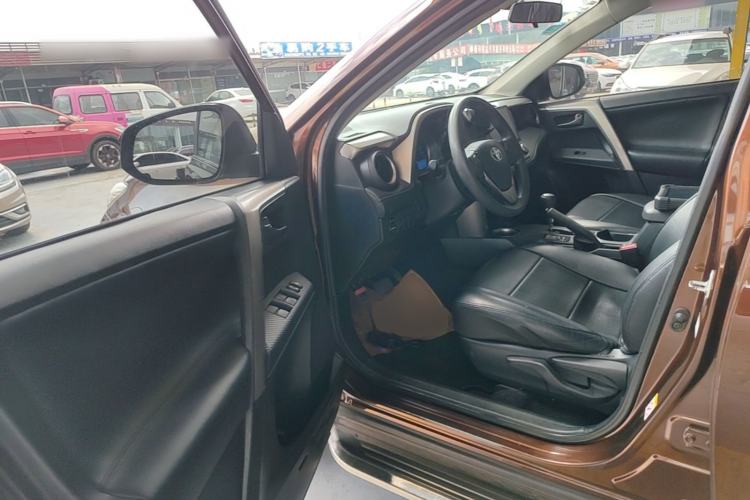 Used Toyota RAV4 2015 2.0L CVT Two-Wheel Drive Fashion Edition Driver Seat