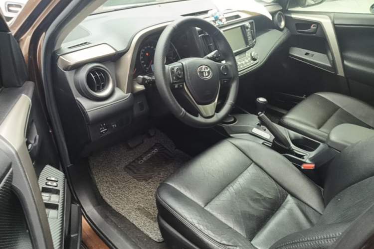 Used Toyota RAV4 2015 2.0L CVT Two-Wheel Drive Fashion Edition Driver Seat