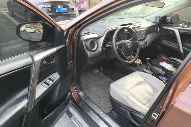 Used Toyota RAV4 2015 2.0L CVT Two-Wheel Drive Fashion Edition Driver Seat