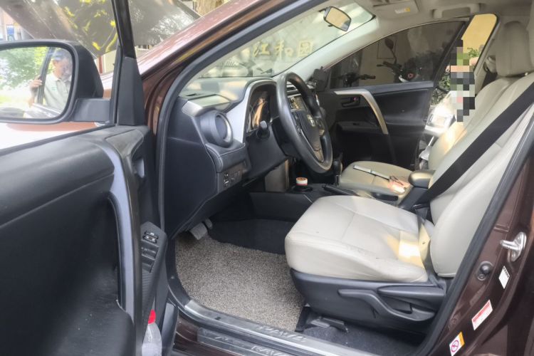 Used Toyota RAV4 2015 2.0L CVT Two-Wheel Drive Fashion Edition Driver Seat