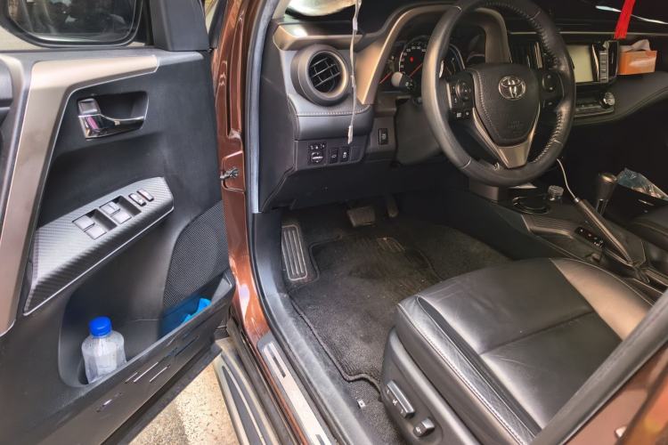 Used Toyota RAV4 2015 2.5L Automatic 4x4 Luxury Edition Driver Seat