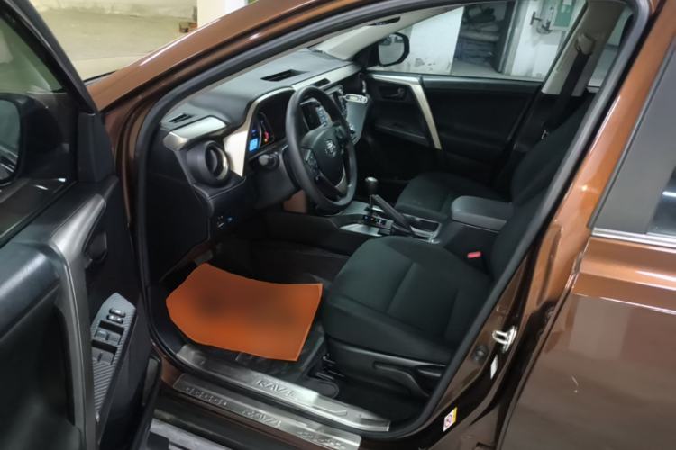 Used Toyota RAV4 2015 2.0L CVT Two-Wheel Drive Fashion Edition Driver Seat
