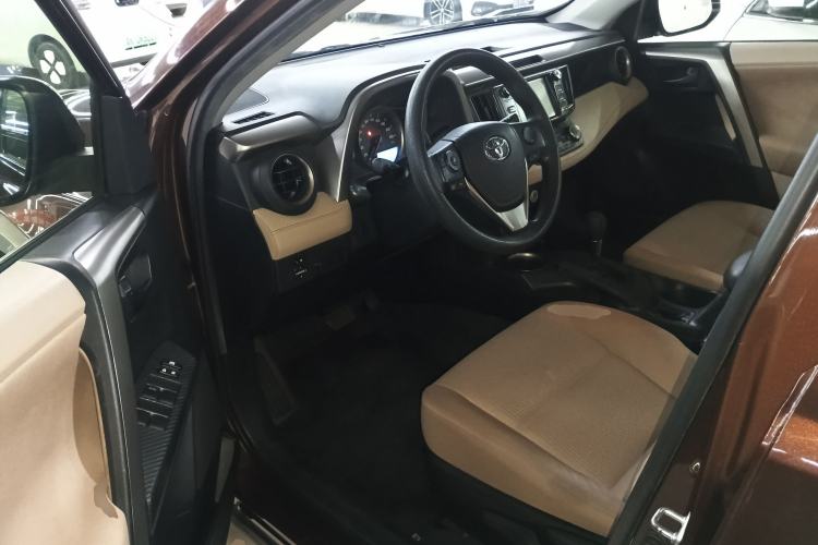 Used Toyota RAV4 2015 2.0L CVT 4x4 Trend Edition Driver Seat
