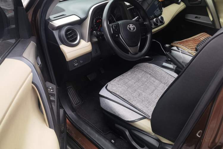 Used Toyota RAV4 2015 2.0L CVT Two-Wheel Drive Urban Edition Driver Seat