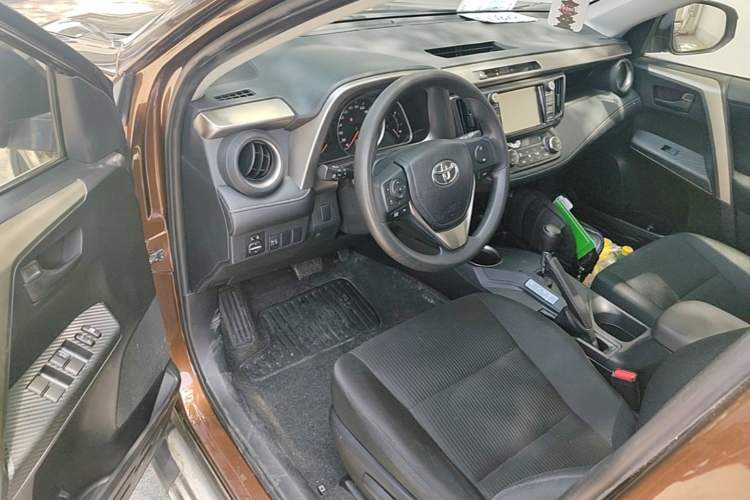 Used Toyota RAV4 2015 2.0L CVT Two-Wheel Drive Fashion Edition Driver Seat
