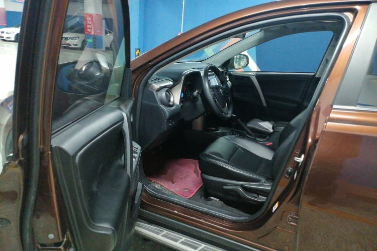 Used Toyota RAV4 2015 2.0L CVT Two-Wheel Drive Fashion Edition Driver Seat