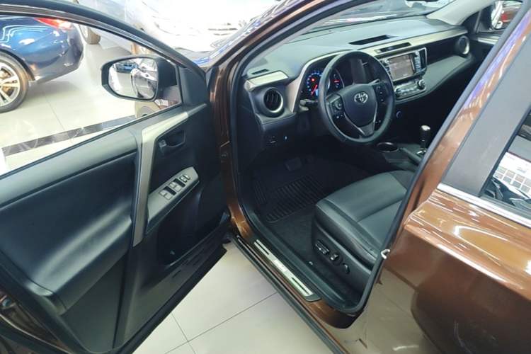 Used Toyota RAV4 2015 2.5L Automatic 4x4 Elite Edition Driver Seat
