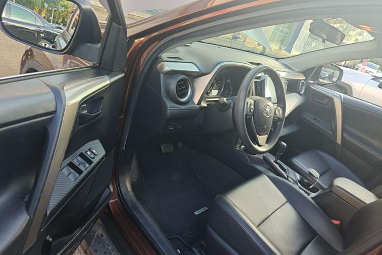 Used Toyota RAV4 2015 2.0L CVT Two-Wheel Drive Fashion Edition Driver Seat