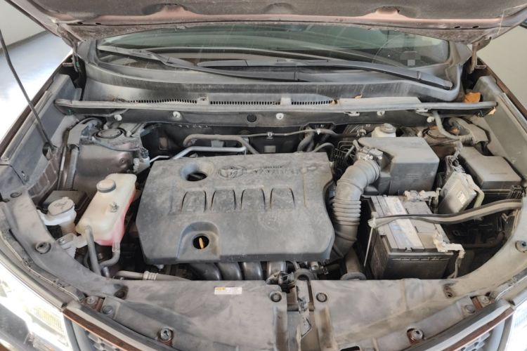 Used Toyota RAV4 2015 2.0L CVT Two-Wheel Drive Fashion Edition Engine Bay