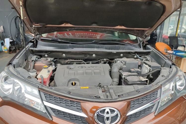 Used Toyota RAV4 2015 2.0L CVT Two-Wheel Drive Fashion Edition Engine Bay
