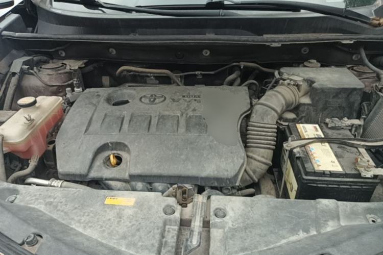 Used Toyota RAV4 2015 2.0L CVT Two-Wheel Drive Fashion Edition Engine Bay