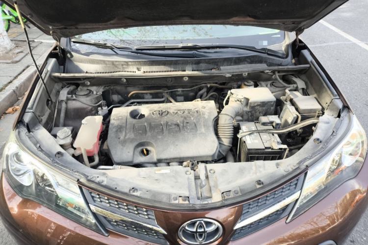 Used Toyota RAV4 2015 2.0L CVT Two-Wheel Drive Fashion Edition Engine Bay
