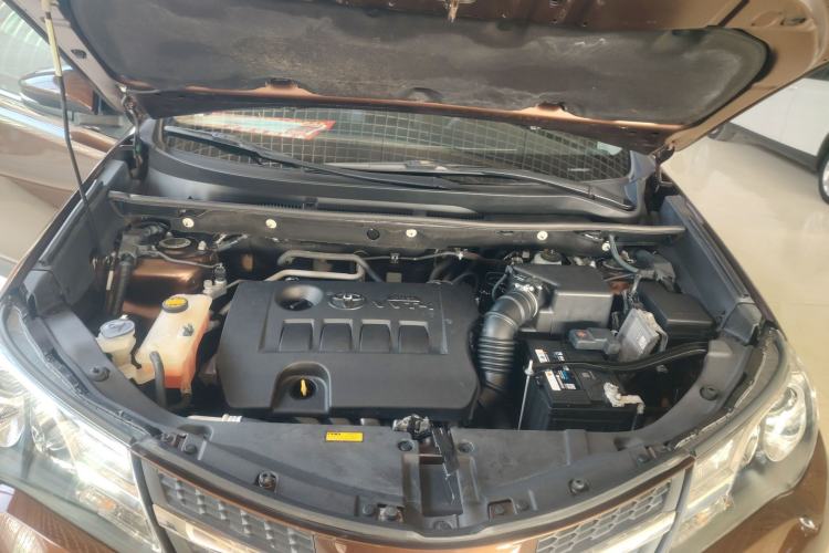 Used Toyota RAV4 2015 2.0L CVT Two-Wheel Drive Fashion Edition Engine Bay
