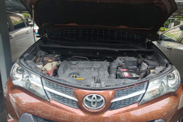 Used Toyota RAV4 2015 2.0L CVT Two-Wheel Drive Fashion Edition Engine Bay