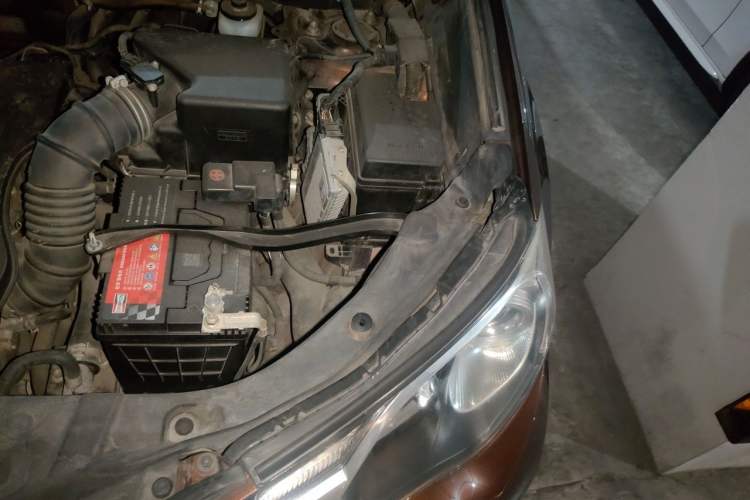 Used Toyota RAV4 2015 2.0L CVT Two-Wheel Drive Fashion Edition Engine Bay Left