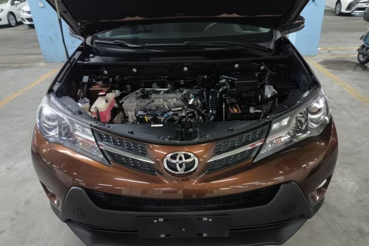 Used Toyota RAV4 2015 2.0L CVT Two-Wheel Drive Fashion Edition Engine Bay