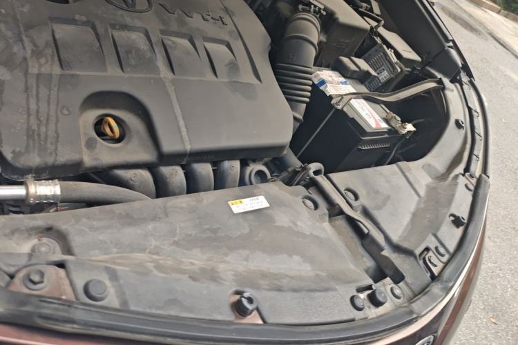 Used Toyota RAV4 2015 2.0L CVT Two-Wheel Drive Fashion Edition Engine Bay