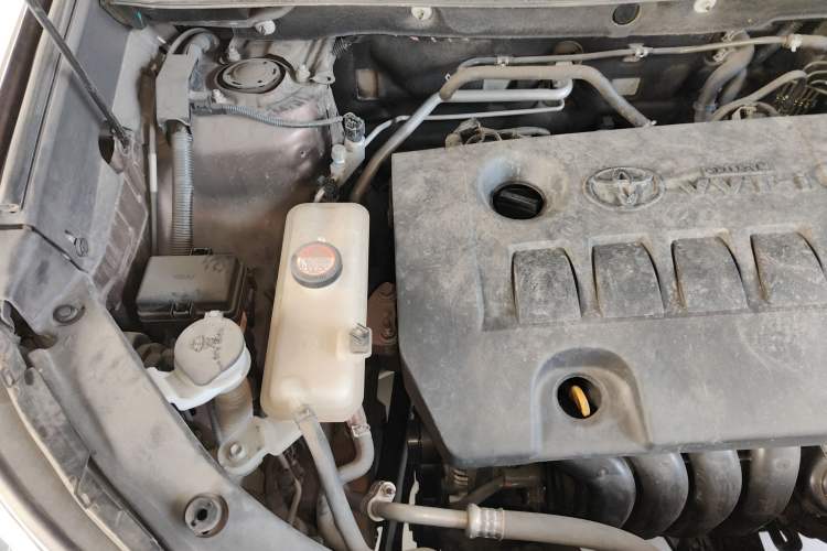 Used Toyota RAV4 2015 2.0L CVT Two-Wheel Drive Fashion Edition Engine Bay Right