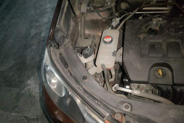 Used Toyota RAV4 2015 2.0L CVT Two-Wheel Drive Fashion Edition Engine Bay Right