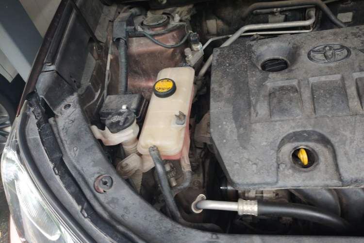 Used Toyota RAV4 2015 2.0L CVT Two-Wheel Drive Fashion Edition Engine Bay Right