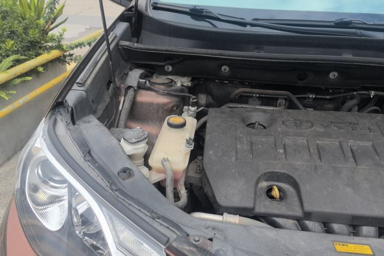 Used Toyota RAV4 2015 2.0L CVT Two-Wheel Drive Fashion Edition Engine Bay Right