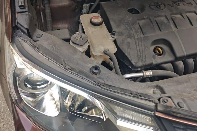 Used Toyota RAV4 2015 2.0L CVT Two-Wheel Drive Fashion Edition Engine Bay Right