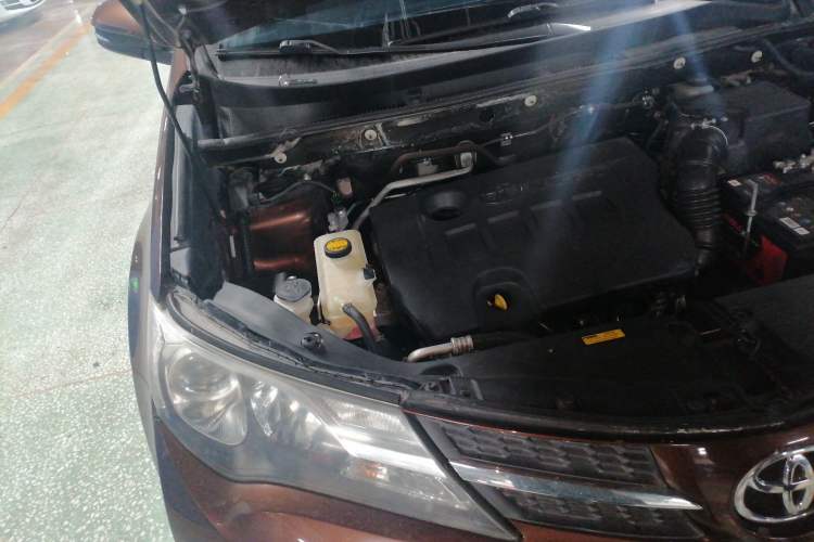 Used Toyota RAV4 2015 2.0L CVT Two-Wheel Drive Fashion Edition Engine Bay Right