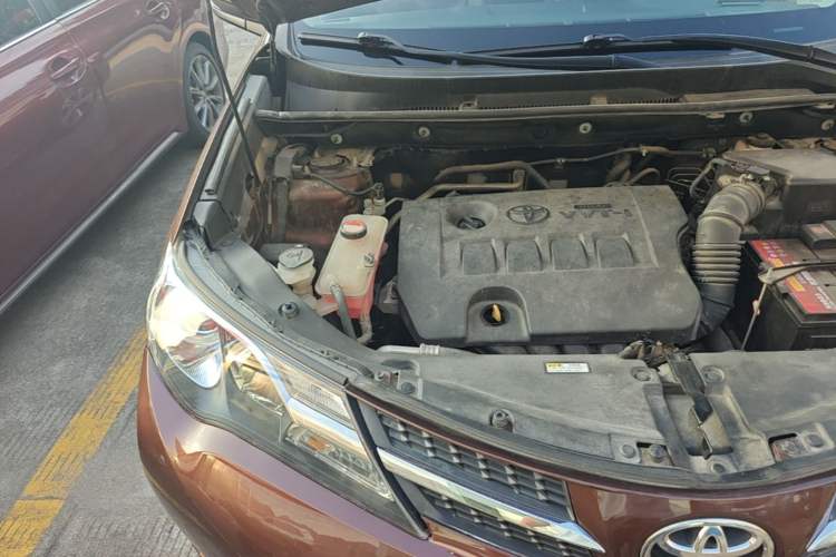 Used Toyota RAV4 2015 2.0L CVT Two-Wheel Drive Fashion Edition Engine Bay Right