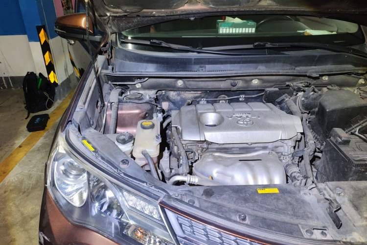 Used Toyota RAV4 2015 2.5L Automatic 4x4 Elite Edition Engine Bay Right