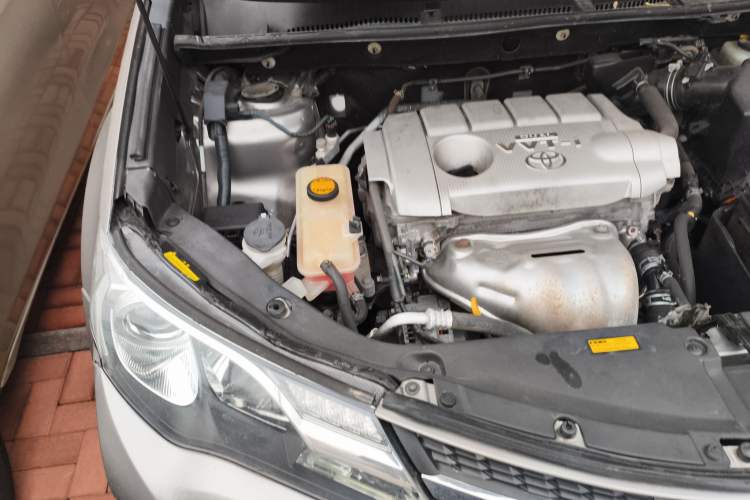 Used Toyota RAV4 2015 2.5L Automatic 4x4 Elite Edition Engine Bay Right