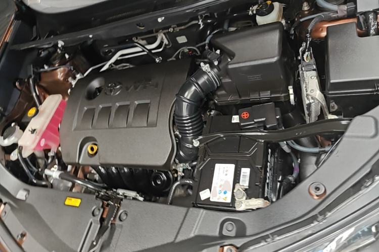 Used Toyota RAV4 2015 2.0L CVT Two-Wheel Drive Fashion Edition Engine Bay