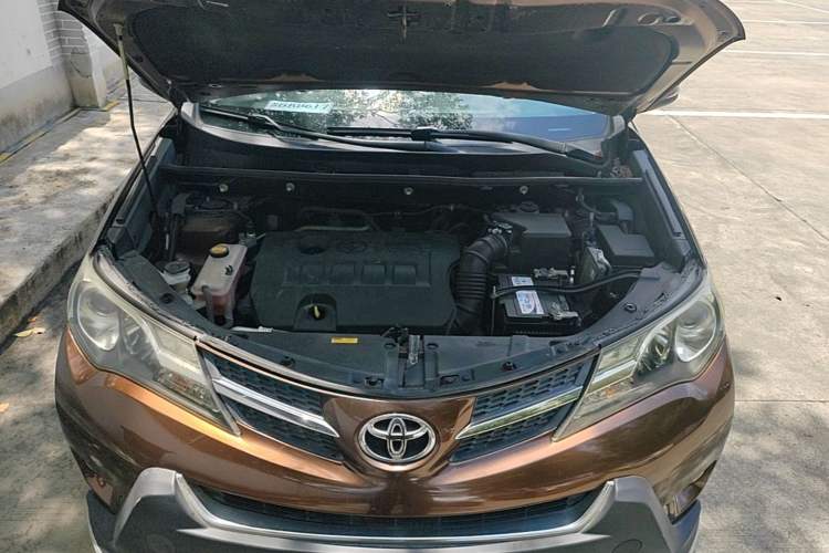 Used Toyota RAV4 2015 2.0L CVT Two-Wheel Drive Fashion Edition Engine Bay