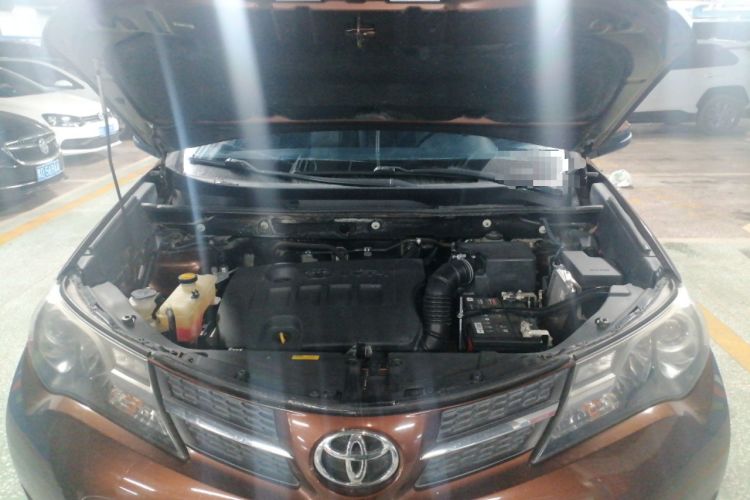 Used Toyota RAV4 2015 2.0L CVT Two-Wheel Drive Fashion Edition Engine Bay