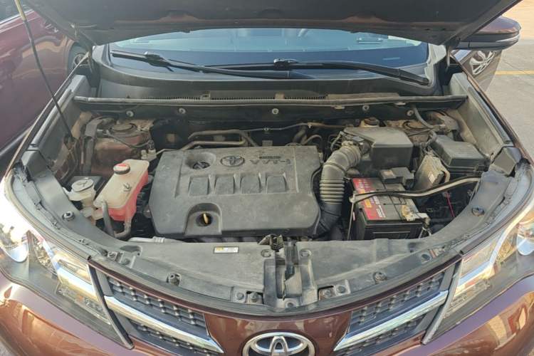 Used Toyota RAV4 2015 2.0L CVT Two-Wheel Drive Fashion Edition Engine Bay