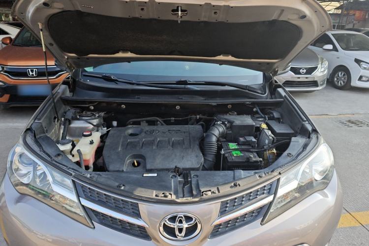 Used Toyota RAV4 2015 2.0L CVT Two-Wheel Drive Fashion Edition Engine Bay