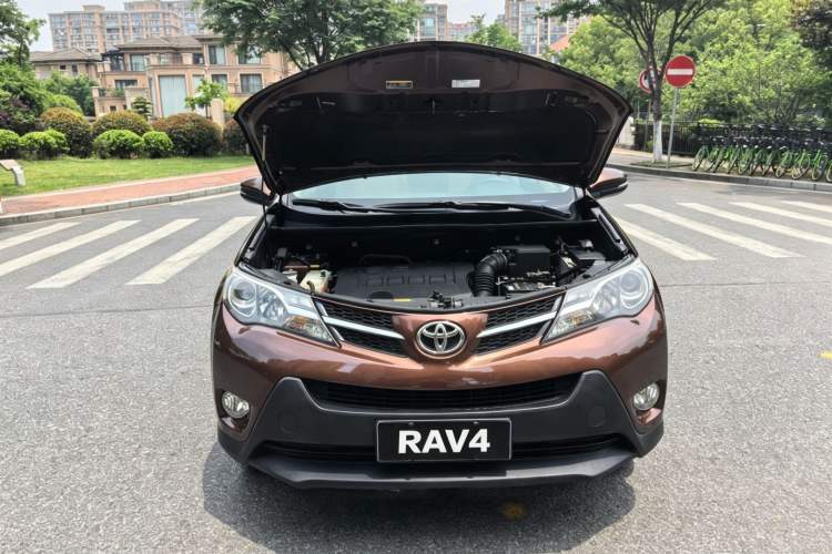 Used Toyota RAV4 2015 2.0L CVT Two-Wheel Drive Fashion Edition Engine Bay