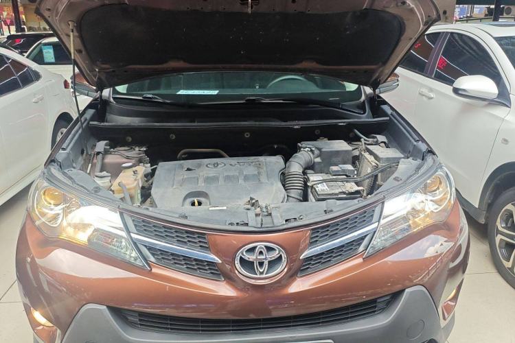Used Toyota RAV4 2015 2.0L CVT Two-Wheel Drive Fashion Edition Engine Bay