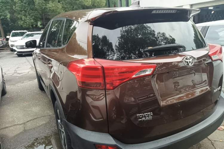 Used Toyota RAV4 2015 2.0L CVT Two-Wheel Drive Fashion Edition Exterior 2