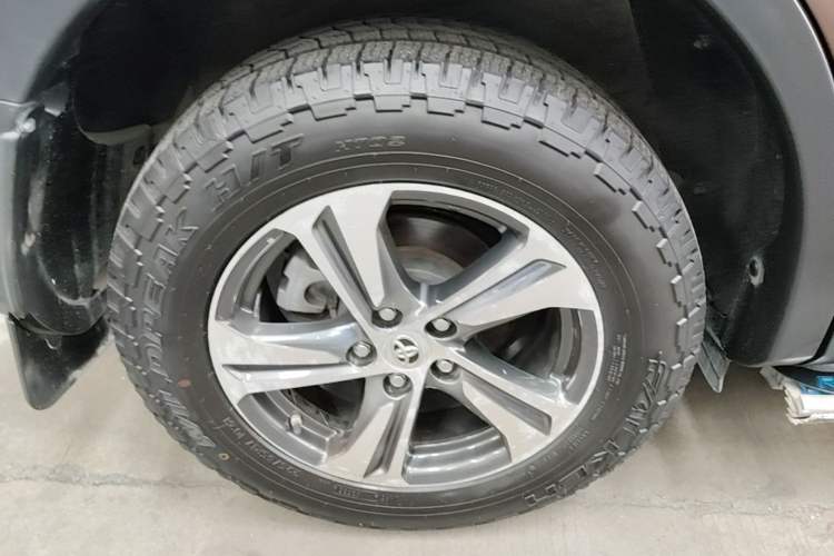 Used Toyota RAV4 2015 2.0L CVT Two-Wheel Drive Fashion Edition Exterior 3