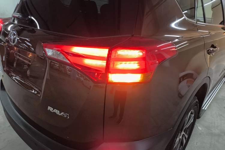 Used Toyota RAV4 2015 2.0L CVT Two-Wheel Drive Fashion Edition Exterior 3