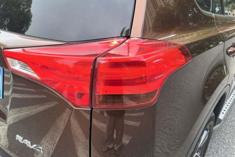 Used Toyota RAV4 2015 2.0L CVT Two-Wheel Drive Fashion Edition Exterior 5