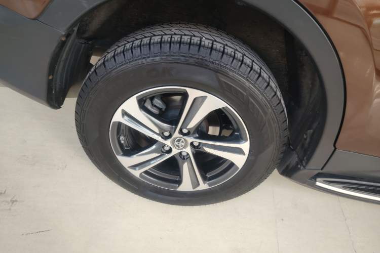 Used Toyota RAV4 2015 2.0L CVT Two-Wheel Drive Fashion Edition Exterior 8