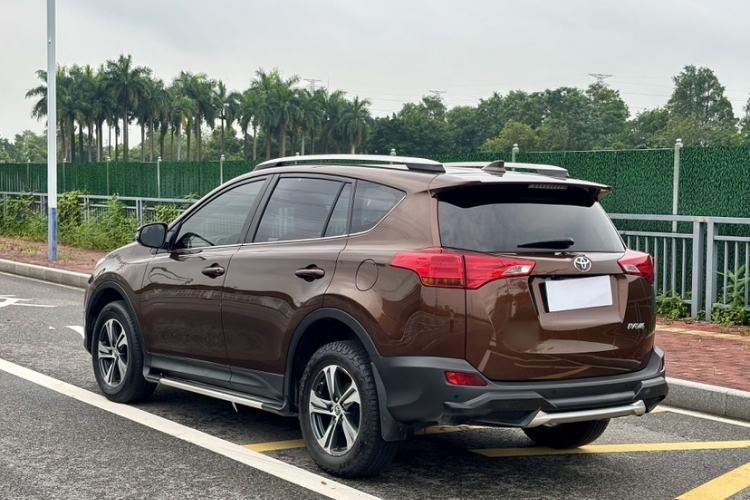 Used Toyota RAV4 2015 2.0L CVT Two-Wheel Drive Fashion Edition Exterior 9