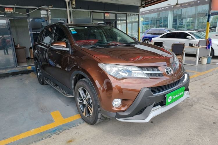 Used Toyota RAV4 2015 2.0L CVT Two-Wheel Drive Fashion Edition Front Right 45 Deg