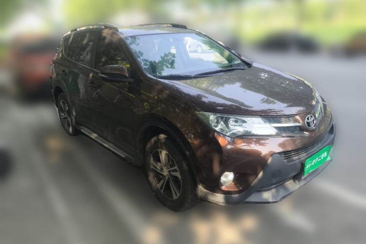 Used Toyota RAV4 2015 2.0L CVT Two-Wheel Drive Fashion Edition Front Right 45 Deg