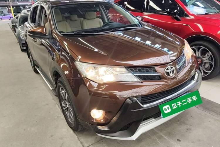 Used Toyota RAV4 2015 2.0L CVT Two-Wheel Drive Fashion Edition Front Right 45 Deg