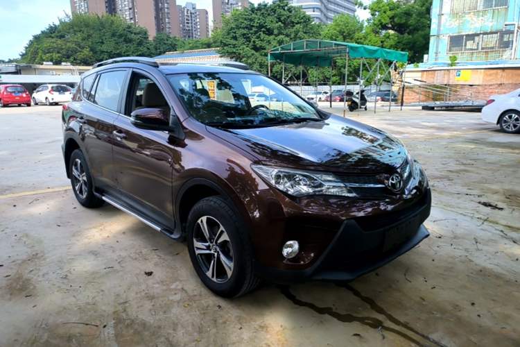 Used Toyota RAV4 2015 2.0L CVT Two-Wheel Drive Urban Edition Front Right 45 Deg