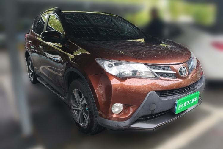 Used Toyota RAV4 2015 2.0L CVT Two-Wheel Drive Fashion Edition Front Right 45 Deg