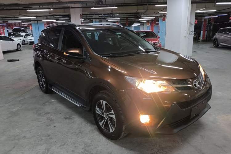 Used Toyota RAV4 2015 2.0L CVT Two-Wheel Drive Fashion Edition Front Right 45 Deg